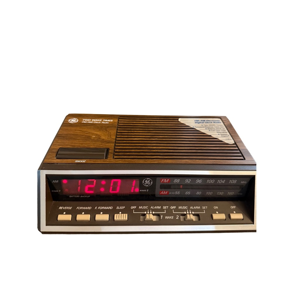 GE Two Wake Times FM AM Digital Clock Radio Wood Grain Vintage 7-4616A